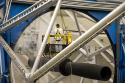 Dokumentace čištění primárního zrcadla teleskopu Gemini North. Foto: Joy Pollard. Dokumentace čištění primárního zrcadla teleskopu Gemini North. Foto: Joy Pollard.