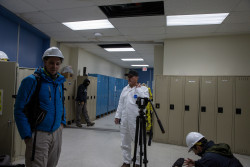 Dokumentace čištění primárního zrcadla teleskopu Gemini North. Foto: Joy Pollard. Dokumentace čištění primárního zrcadla teleskopu Gemini North. Foto: Joy Pollard.