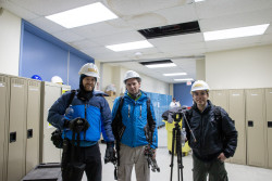 Dokumentace čištění primárního zrcadla teleskopu Gemini North. Foto: Joy Pollard. Dokumentace čištění primárního zrcadla teleskopu Gemini North. Foto: Joy Pollard.