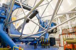 Dokumentace čištění primárního zrcadla teleskopu Gemini North. Foto: Joy Pollard. Dokumentace čištění primárního zrcadla teleskopu Gemini North. Foto: Joy Pollard.