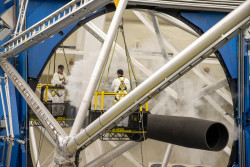 Dokumentace čištění primárního zrcadla teleskopu Gemini North. Foto: Joy Pollard. Dokumentace čištění primárního zrcadla teleskopu Gemini North. Foto: Joy Pollard.