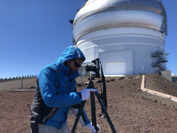 Fotografování observatoří na Mauna Kea. Foto: Joy Pollard. Fotografování observatoří na Mauna Kea. Foto: Joy Pollard.