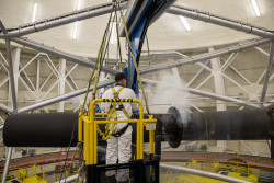 Dokumentace čištění primárního zrcadla teleskopu Gemini North. Foto: Joy Pollard. Dokumentace čištění primárního zrcadla teleskopu Gemini North. Foto: Joy Pollard.