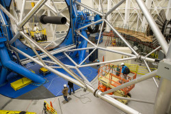 Dokumentace čištění primárního zrcadla teleskopu Gemini North. Foto: Joy Pollard. Dokumentace čištění primárního zrcadla teleskopu Gemini North. Foto: Joy Pollard.