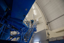 Dokumentace čištění primárního zrcadla teleskopu Gemini North. Foto: Joy Pollard. Dokumentace čištění primárního zrcadla teleskopu Gemini North. Foto: Joy Pollard.