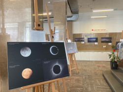 Z vernisáže výstavy "Třicetrkát v NASA". Foto: Europe Direct Pardubice. Z vernisáže výstavy "Třicetrkát v NASA". Foto: Europe Direct Pardubice.