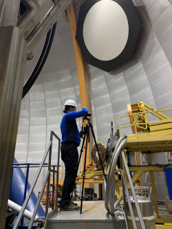 Z fotografování instrumentů observatoře Cerro Tololo. Foto: Juan Seguel. Z fotografování instrumentů observatoře Cerro Tololo. Foto: Juan Seguel.