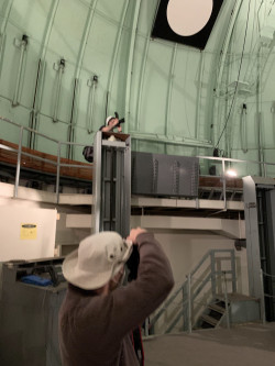 Z fotografování instrumentů observatoře Cerro Tololo. Foto: Juan Seguel. Z fotografování instrumentů observatoře Cerro Tololo. Foto: Juan Seguel.