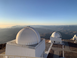 Z fotografování instrumentů observatoře Cerro Tololo. Foto: Juan Seguel. Z fotografování instrumentů observatoře Cerro Tololo. Foto: Juan Seguel.