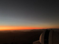 Jasný poerupční soumrak nad Cerro Tololo. Foto: Juan Seguel. Jasný poerupční soumrak nad Cerro Tololo. Foto: Juan Seguel.