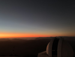 Jasný poerupční soumrak nad Cerro Tololo. Foto: Juan Seguel. Jasný poerupční soumrak nad Cerro Tololo. Foto: Juan Seguel.