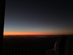 Jasný poerupční soumrak nad Cerro Tololo. Foto: Juan Seguel. Jasný poerupční soumrak nad Cerro Tololo. Foto: Juan Seguel.