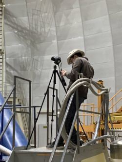 Z fotografování instrumentů observatoře Cerro Tololo. Foto: Juan Seguel. Z fotografování instrumentů observatoře Cerro Tololo. Foto: Juan Seguel.