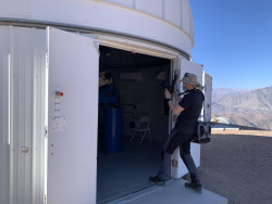 Z fotografování instrumentů observatoře Cerro Tololo. Foto: Juan Seguel. Z fotografování instrumentů observatoře Cerro Tololo. Foto: Juan Seguel.