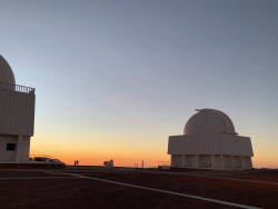 Jasný poerupční soumrak nad Cerro Tololo. Foto: Juan Seguel. Jasný poerupční soumrak nad Cerro Tololo. Foto: Juan Seguel.