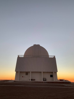 Jasný poerupční soumrak nad Cerro Tololo. Foto: Juan Seguel. Jasný poerupční soumrak nad Cerro Tololo. Foto: Juan Seguel.