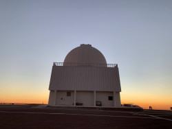 Jasný poerupční soumrak nad Cerro Tololo. Foto: Juan Seguel. Jasný poerupční soumrak nad Cerro Tololo. Foto: Juan Seguel.