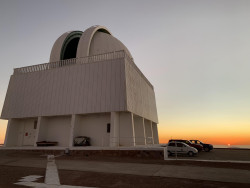 Jasný poerupční soumrak nad Cerro Tololo. Foto: Juan Seguel. Jasný poerupční soumrak nad Cerro Tololo. Foto: Juan Seguel.
