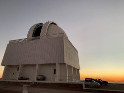 Jasný poerupční soumrak nad Cerro Tololo. Foto: Juan Seguel. Jasný poerupční soumrak nad Cerro Tololo. Foto: Juan Seguel.
