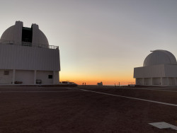 Jasný poerupční soumrak nad Cerro Tololo. Foto: Juan Seguel. Jasný poerupční soumrak nad Cerro Tololo. Foto: Juan Seguel.