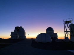 Jasný poerupční soumrak nad Cerro Tololo. Foto: Juan Seguel. Jasný poerupční soumrak nad Cerro Tololo. Foto: Juan Seguel.