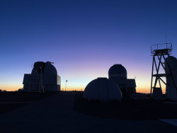 Jasný poerupční soumrak nad Cerro Tololo. Foto: Juan Seguel. Jasný poerupční soumrak nad Cerro Tololo. Foto: Juan Seguel.