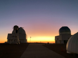 Jasný poerupční soumrak nad Cerro Tololo. Foto: Juan Seguel. Jasný poerupční soumrak nad Cerro Tololo. Foto: Juan Seguel.