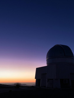 Jasný poerupční soumrak nad Cerro Tololo. Foto: Juan Seguel. Jasný poerupční soumrak nad Cerro Tololo. Foto: Juan Seguel.