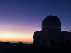 Jasný poerupční soumrak nad Cerro Tololo. Foto: Juan Seguel. Jasný poerupční soumrak nad Cerro Tololo. Foto: Juan Seguel.