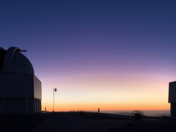 Jasný poerupční soumrak nad Cerro Tololo. Foto: Juan Seguel. Jasný poerupční soumrak nad Cerro Tololo. Foto: Juan Seguel.