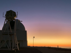 Jasný poerupční soumrak nad Cerro Tololo. Foto: Juan Seguel. Jasný poerupční soumrak nad Cerro Tololo. Foto: Juan Seguel.