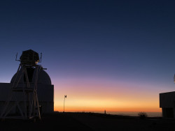 Jasný poerupční soumrak nad Cerro Tololo. Foto: Juan Seguel. Jasný poerupční soumrak nad Cerro Tololo. Foto: Juan Seguel.