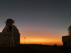 Jasný poerupční soumrak nad Cerro Tololo. Foto: Juan Seguel. Jasný poerupční soumrak nad Cerro Tololo. Foto: Juan Seguel.