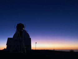 Jasný poerupční soumrak nad Cerro Tololo. Foto: Juan Seguel. Jasný poerupční soumrak nad Cerro Tololo. Foto: Juan Seguel.