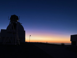 Jasný poerupční soumrak nad Cerro Tololo. Foto: Juan Seguel. Jasný poerupční soumrak nad Cerro Tololo. Foto: Juan Seguel.