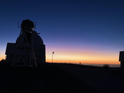 Jasný poerupční soumrak nad Cerro Tololo. Foto: Juan Seguel. Jasný poerupční soumrak nad Cerro Tololo. Foto: Juan Seguel.