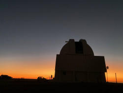 Jasný poerupční soumrak nad Cerro Tololo. Foto: Juan Seguel. Jasný poerupční soumrak nad Cerro Tololo. Foto: Juan Seguel.