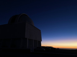 Jasný poerupční soumrak nad Cerro Tololo. Foto: Juan Seguel. Jasný poerupční soumrak nad Cerro Tololo. Foto: Juan Seguel.