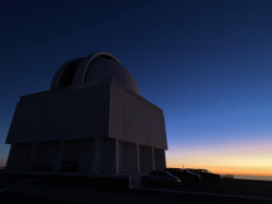 Jasný poerupční soumrak nad Cerro Tololo. Foto: Juan Seguel. Jasný poerupční soumrak nad Cerro Tololo. Foto: Juan Seguel.