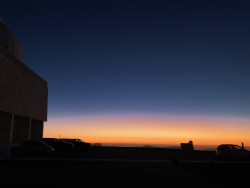 Jasný poerupční soumrak nad Cerro Tololo. Foto: Juan Seguel. Jasný poerupční soumrak nad Cerro Tololo. Foto: Juan Seguel.