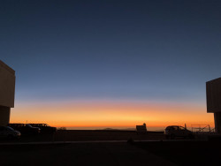 Jasný poerupční soumrak nad Cerro Tololo. Foto: Juan Seguel. Jasný poerupční soumrak nad Cerro Tololo. Foto: Juan Seguel.