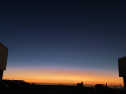 Jasný poerupční soumrak nad Cerro Tololo. Foto: Juan Seguel. Jasný poerupční soumrak nad Cerro Tololo. Foto: Juan Seguel.
