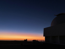 Jasný poerupční soumrak nad Cerro Tololo. Foto: Juan Seguel. Jasný poerupční soumrak nad Cerro Tololo. Foto: Juan Seguel.