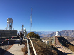 U solárních panelů Gemini South. V dáli dalekohled SOAR. Foto: Manuel Paredes. U solárních panelů Gemini South. V dáli dalekohled SOAR. Foto: Manuel Paredes.
