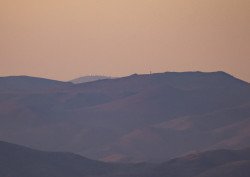 Vzdálená observatoř ESO La Silla z observatoře Cerro Tololo. Foto: Petr Horálek/Tomáš Slovinský. Vzdálená observatoř ESO La Silla z observatoře Cerro Tololo. Foto: Petr Horálek/Tomáš Slovinský.