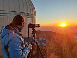 Z fotografování na observatoři Kitt Peak. Foto: NOIRLab expedition. Z fotografování na observatoři Kitt Peak. Foto: NOIRLab expedition.