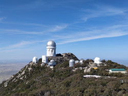 Z fotografování na observatoři Kitt Peak. Foto: NOIRLab expedition. Z fotografování na observatoři Kitt Peak. Foto: NOIRLab expedition.