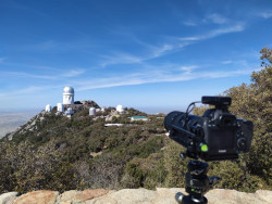 Z fotografování na observatoři Kitt Peak. Foto: NOIRLab expedition. Z fotografování na observatoři Kitt Peak. Foto: NOIRLab expedition.