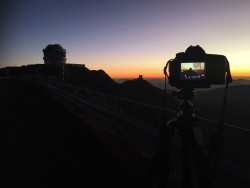 Jasné syté barvy během soumraku 6. dubna 2022 na Cerro Pachón způsobené rozptylem slunečního světla na prachu z erupce sopky Tonga. Foto: Petr Horálek. Jasné syté barvy během soumraku 6. dubna 2022 na Cerro Pachón způsobené rozptylem slunečního světla na prachu z erupce sopky Tonga. Foto: Petr Horálek.