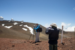 Fotografování observatoří na Mauna Kea. Foto: Joy Pollard. Fotografování observatoří na Mauna Kea. Foto: Joy Pollard.